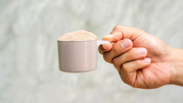 ¿Cuánta proteína en polvo puedo tomar diariamente, si no hago ejercicio?
